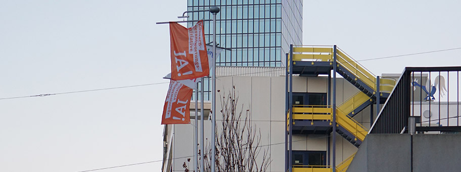 KVI-Flaggen an Syngenta-Fahnenmasten in Basel, November 2020.